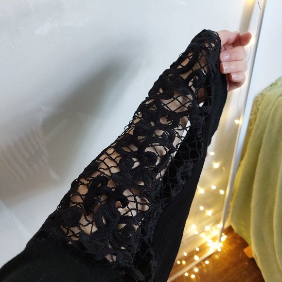 Black lacy shawl - Picture 7 of 9